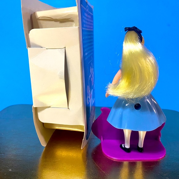 WALT DISNEY 1995 ALICE IN WONDERLAND MCDONALD’S VHS MINI CASE & FIGURINE & COMB - Picture 7 of 9